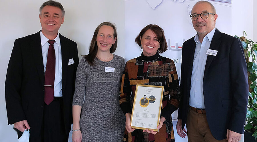 Preisverleihung Ludwig-Krapf-Preis der AWM. V.l.n.r.: Dr. Peter Westphal (Rektor der AWM Korntal), Susanne Smyrek (Finanzleitung Förderverein), Beate Reins und Frank Bossert (Vorsitzender des Fördervereins). Foto: AWM Korntal