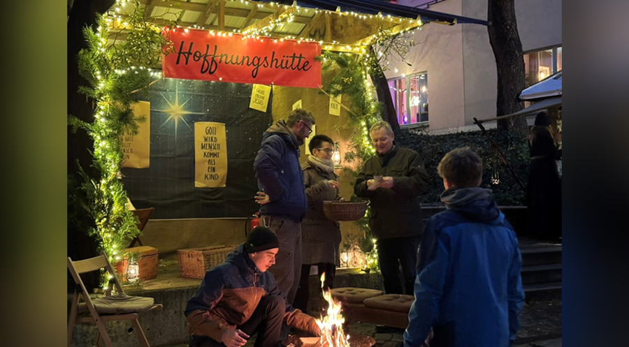 Anlaufpunkt für Glaubensgespräche: Die „Hoffnungshütte“ auf dem historischen Weihnachtsmarkt in Jena. Foto: Privat