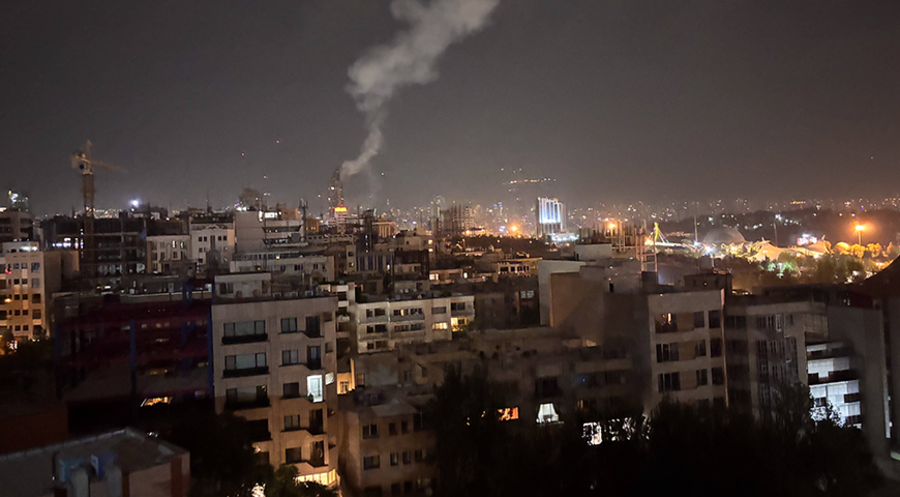 Deutschen Medienberichten zufolge erstrecken sich die Angriffe der israelischen Luftwaffe - wie hier auf Teheran - mittlerweile auf weite Teile des Iran. Foto: IMAGO / Middle East Images/xSANx