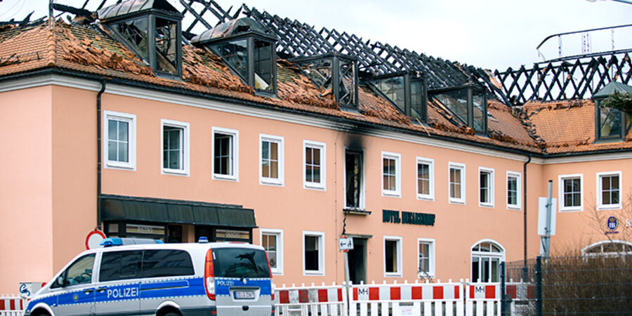 In Bautzen stand in der Nacht zum 21. Februar ein unbewohntes ehemaliges Hotel in Flammen, das demnächst als Flüchtlingsunterkunft genutzt werden sollte. Foto: picture-alliance/dpa