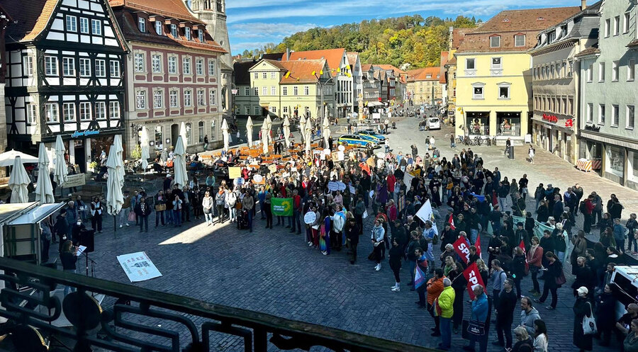 Zahlreiche Demonstranten versammelten sich am 22. Oktober 2022 auf dem Marktplatz in Schwäbisch Gmünd. Foto: Ralph Wild