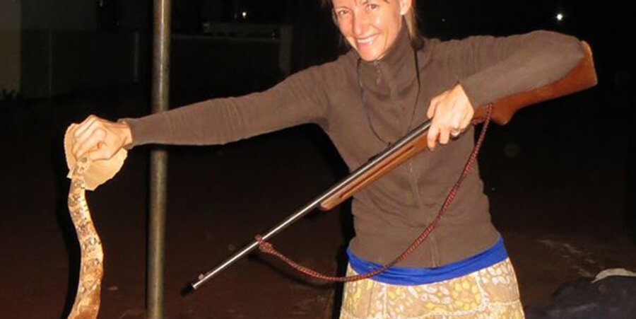 Heimleiterin Tina Drotleff mit der erlegten Schlange. Foto: AVC