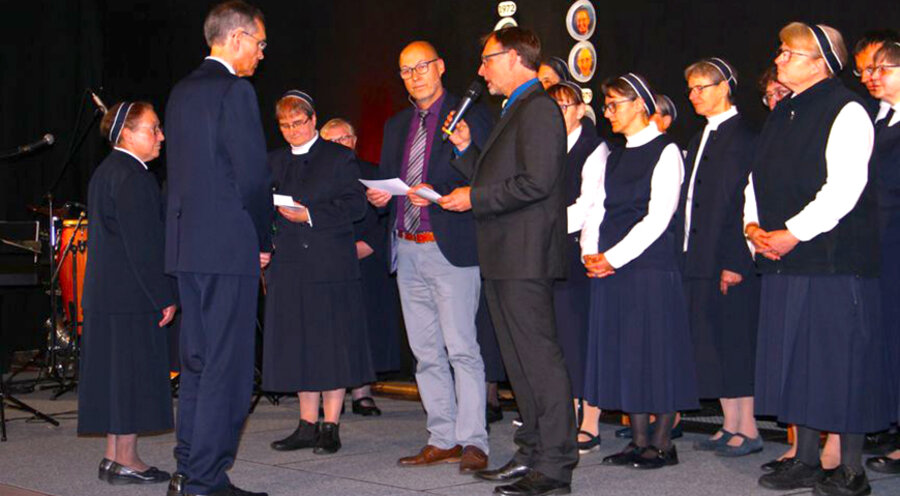 v. l.: Schwester Heidi Schilbach und Bruder Matthias Böker, der der Kommunität seit 2013 vorstand, wurden feierlich entpflichtet. Foto: Markus Bossert/Lebenszentrum Adelshofen