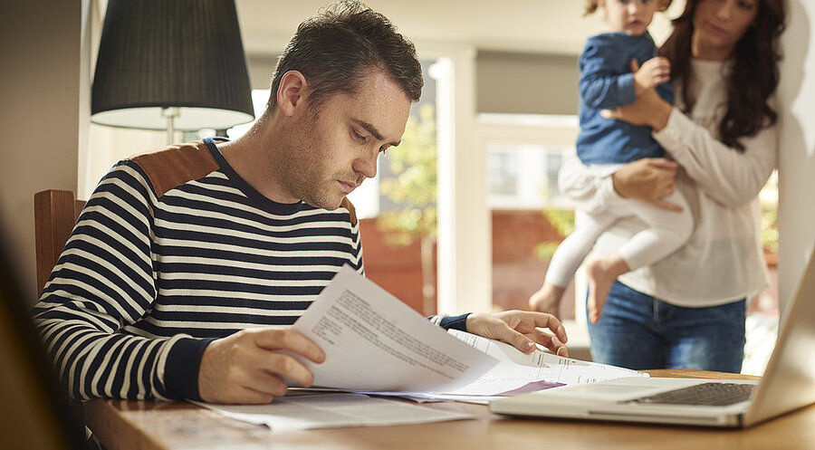 Ein Familienvater prüft Rechnungen. Symbolfoto: iStock/sturti