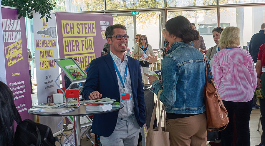 Gespräche zwischen den Pausen. Foto: Schönblick