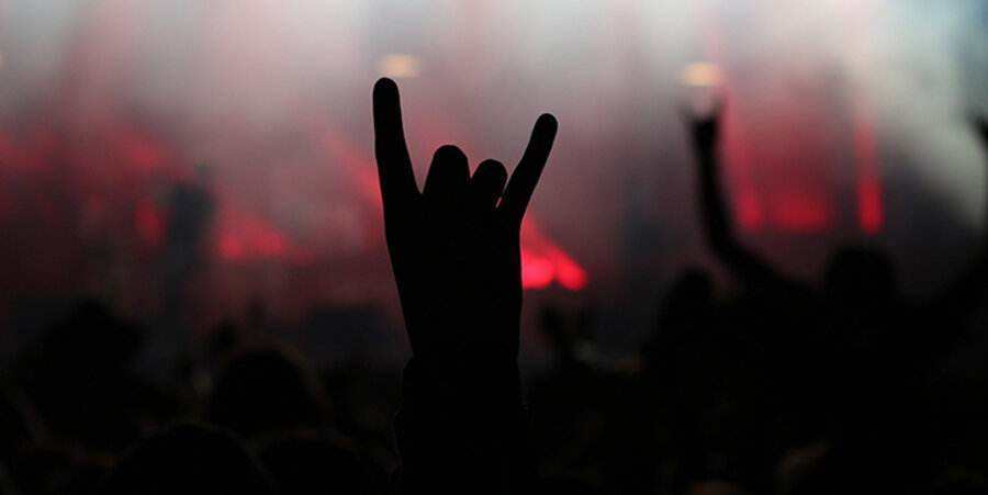 Der Satansgruß: die erhobene Hand mit dem ausgestreckten Zeige- und dem kleinen Finger. Foto: pixabay.com