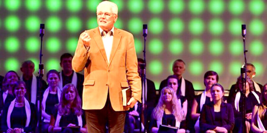 Der Evangelist und frühere proChrist-Leiter, Pfarrer Ulrich Parzany, bei „Leben finden“ in Minden. Foto: www.facebook.com/lebenfinden