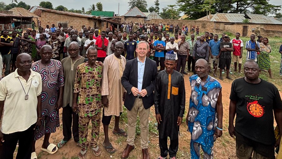Thomas Rachel im Dorf Yelwata im Bundesstaat Benue in Nigeria, wo im Juni 2025 ein Massaker stattfand. 