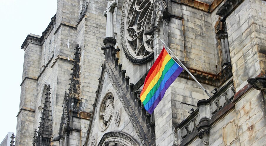 42 Prozent der Deutschen sind dagegen, dass Regenbogenfahnen an staatlichen und kirchlichen Gebäuden gehisst werden. Symbolfoto: iStock/MDoculus