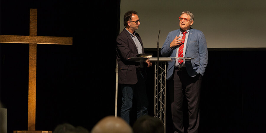 v.l.: Der Leiter des Evangelisationsteams Sachsen, Lutz Scheufler, im Gespräch mit dem Theologen und idea-Vorstandsvorsitzenden Helmut Matthies. Foto: Philipp Oehme/Evangelisationsteam