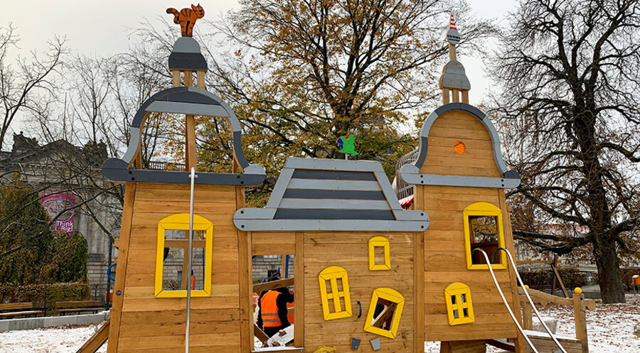 Das Spielgerät befindet sich auf einem Spielplatz im Berliner Monbijoupark, der in den vergangenen Monaten neugestaltet worden war. Foto: BA Mitte