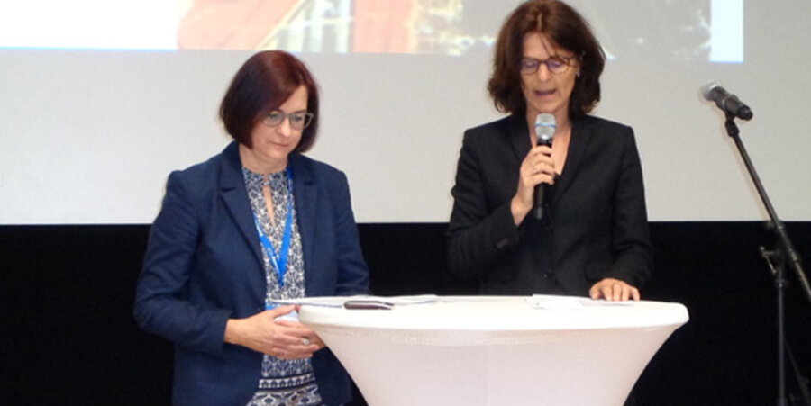 v. l.: Andrea Strübind und Dagmar Freist bei ihrer Bibelarbeit. Foto: idea/Simon Laufer