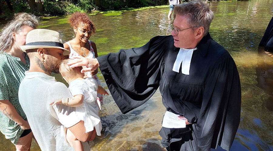 Für die Taufen gingen die Familien mit den Täuflingen und ihren Pfarrern an die Alb nahe der  Günther-Klotz-Anlage in Karlsruhe. Foto: M. Mickein/Evangelische Kirche in Karlsruhe