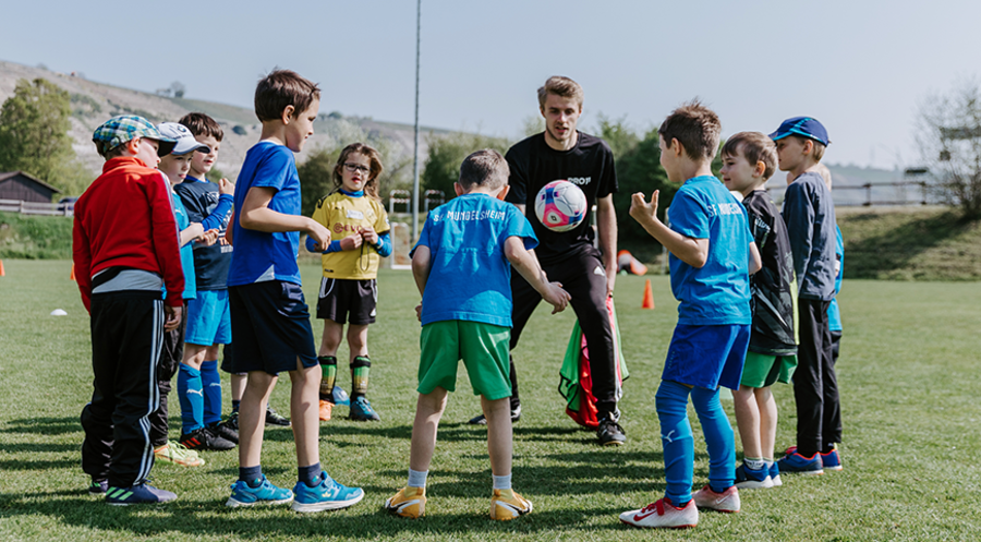 Lucas Heubeck liebt es, Kinder für Jesus und für Fußball zu begeistern. Foto: pro11.org