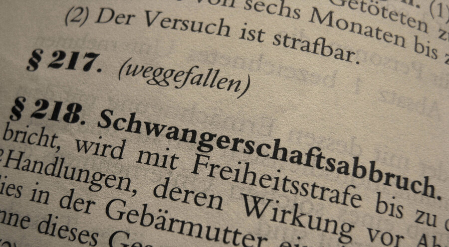 Derzeit ist gemäß Paragraf 218 Strafgesetzbuch eine Abtreibung grundsätzlich rechtswidrig, bleibt aber unter bestimmten Voraussetzungen innerhalb der ersten zwölf Schwangerschaftswochen straffrei. Symbolfoto: picture alliance / blickwinkel/G. Vockel | G. Vockel