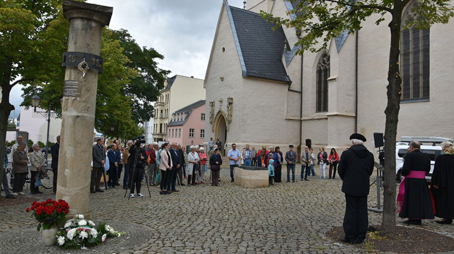 Die Gedenkveranstaltung vor der Michaeliskirche in Zeitz. Foto: Stadt Zeitz