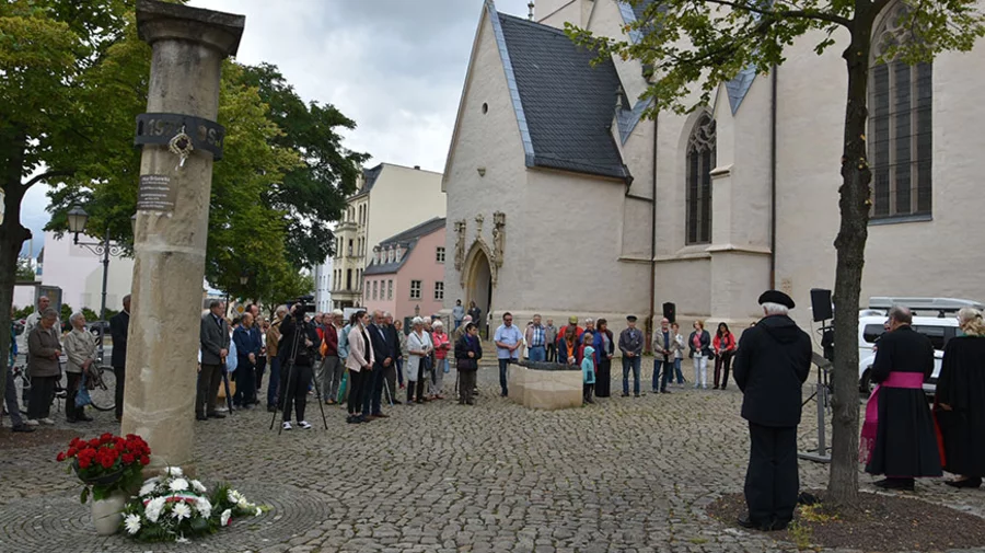 Die Gedenkveranstaltung vor der Michaeliskirche in Zeitz. Foto: Stadt Zeitz