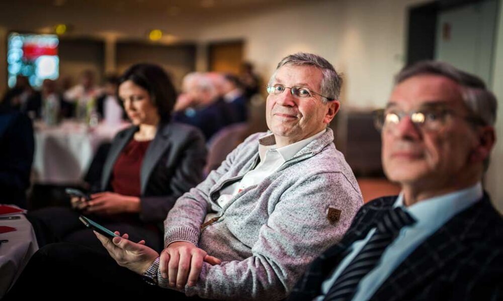 Pastor Johannes Holmer (Mitte) sprach den Anwesenden den Reisesegen zu. Foto: IDEA/Matthias Schmitt