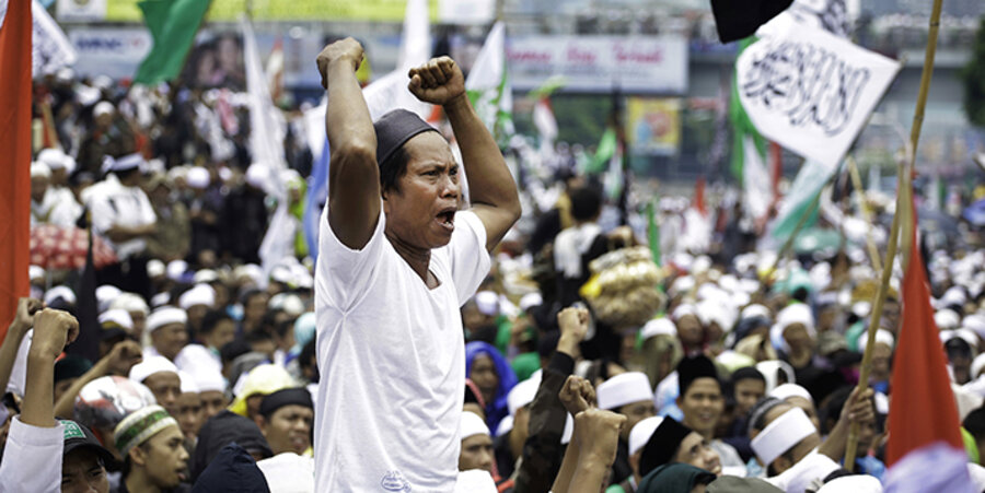 Ein Muslim demonstriert in Jakarta gegen den christlichen Gouverneur, Basuki Tjahaja Purnama. Foto: picture-alliance/AP Photo