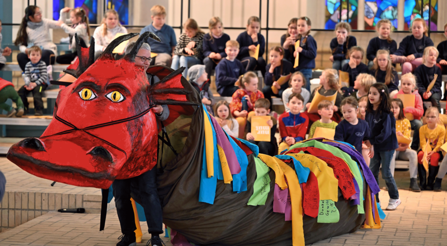 Während der Aufführung konnten die Kinder ihre Sorgen und Nöte auf Stoffstreifen schreiben und an den Körper das Drachen befestigen, einem Kriechtunnel. Foto: Kirchenchorwerk der Nordkirche