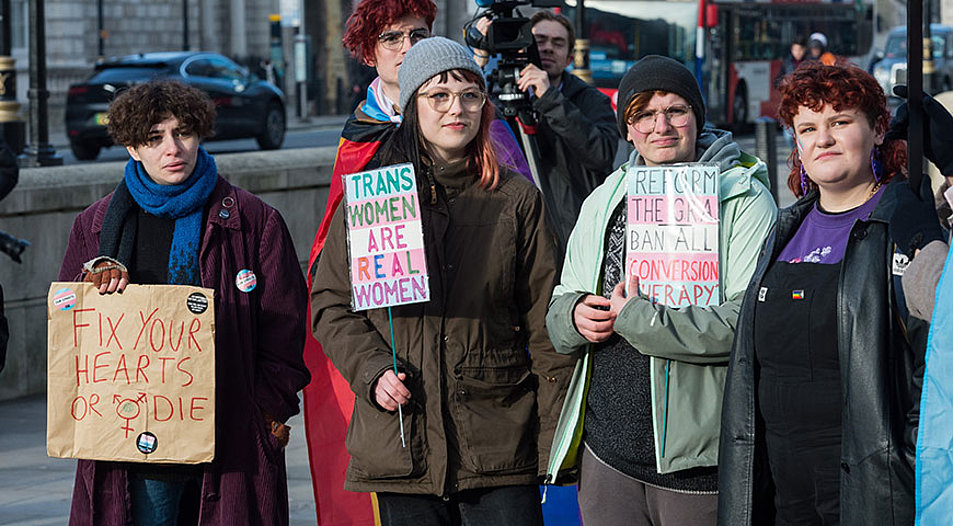 Nein zum Veto-Beschluss des britischen Premier Sunak gegen das schottische Transgender-Gesetz: Teilnehmer einer Protestkundgebung in der Downing Street in London. Foto: Picture Alliance/NurPhoto/Wiktor Szymanowicz