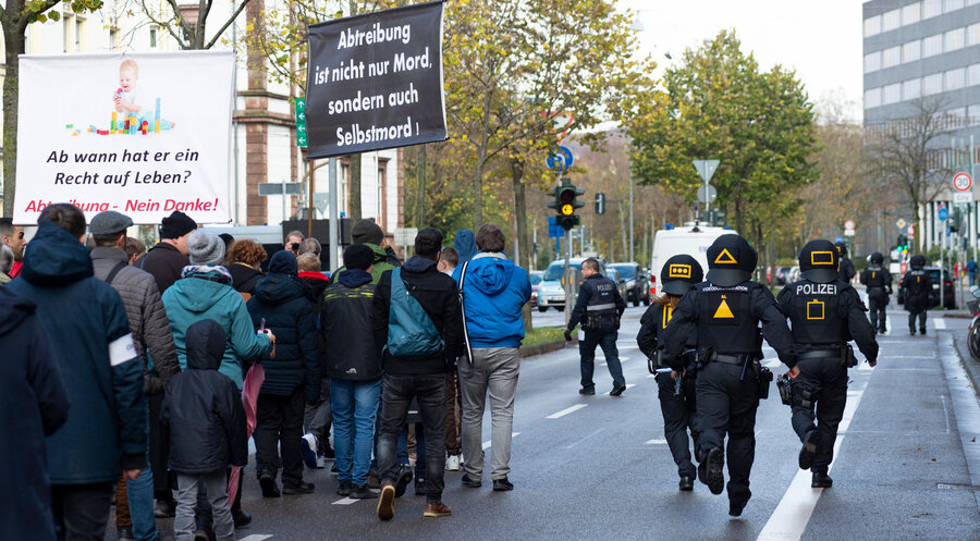 Einsatzkräfte begleiteten die Teilnehmer vom „Marsch für das Leben“ in Saarbrücken. Foto: picture alliance / BeckerBredel