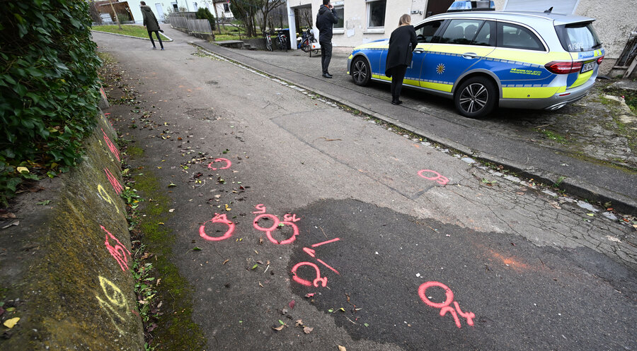 Illerkirchberg: Markierungen der Spurensicherung der Polizei sind an einem Tatort auf einem Weg angebracht. Foto: Picture Alliance/Bernd Weißbrod