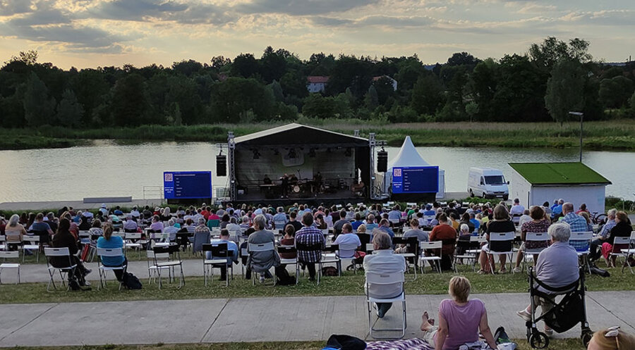 Täglich bis zu 500 Menschen kamen zum Glaubensfestival „Jesus am See“ vor der Seebühne in der Wilhelminenaue in Bayreuth. Foto: Jesus am See