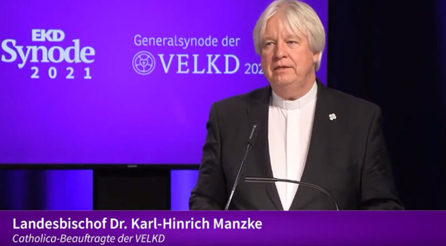 Der Landesbischof Karl-Hinrich Manzke sprach im Livestream am zweiten Tag der EKD-Synode. Screenshot: YouTube/ Evangelische Kirche in Deutschland