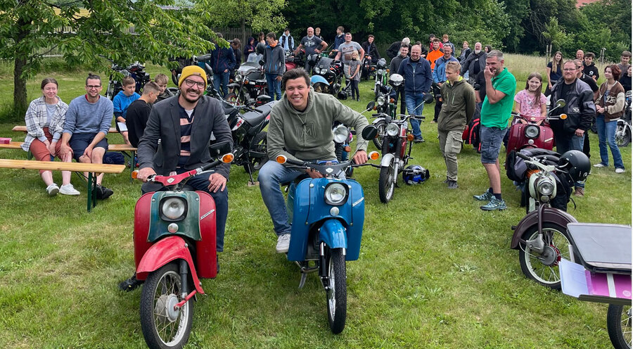 Den Gottesdienst organisierten Lars Böttcher (auf dem roten Mofa) und Justus Geilhufe (auf dem blauen Mofa). Foto: Justus Geilhufe