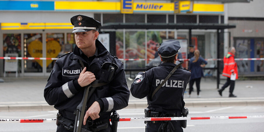 Einsatzkräfte der Polizei sperren nach einer Messerattacke in einem Supermarkt in Hamburg den Tatort ab. Foto: picture-alliance/Markus Scholz/dpa