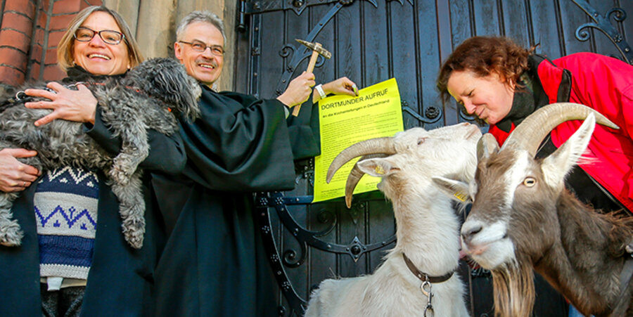 Mit einem „Thesenanschlag“ will der evangelische Pfarrer Friedrich Laker (Mitte) die Kirchenleitungen auf den Tierschutz aufmerksam machen. Foto: Stephan Schütze