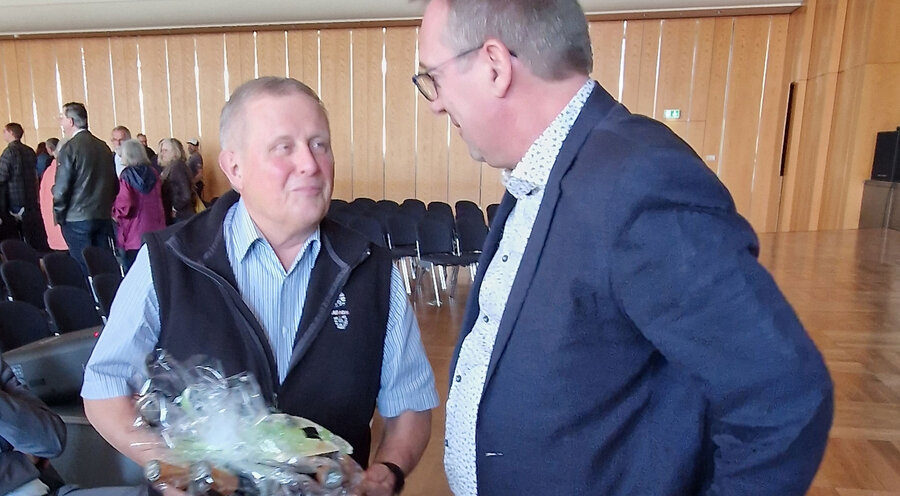Pfarrer Detlef Krause (links) mit Geschenkkorb und rechts Martin Siehler, Vorsitzender des Liebenzeller Gemeinschaftsverbandes. Foto: SV