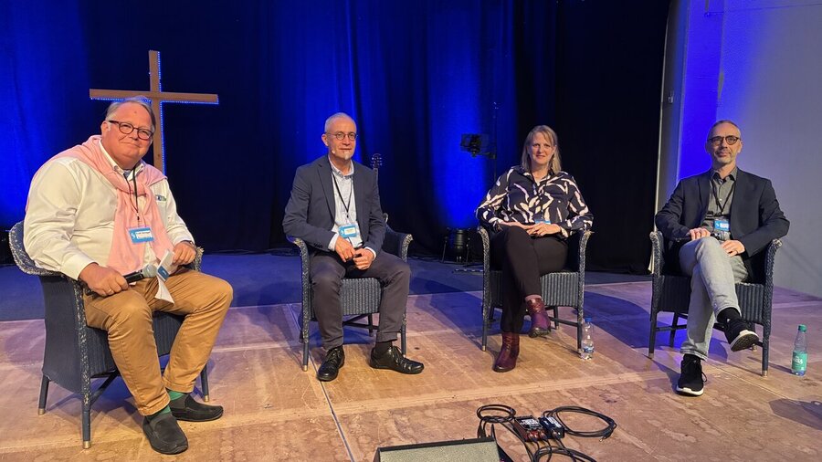 Teilnehmer bei einer Podiumsdiskussion im GRZ Krelingen (v.l.): Moderator Prof. Arndt Schnepper, Ralf Richter, Frauke Bielefeldt und David Wengenroth.
 