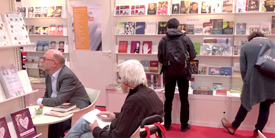 Allein in sechs Regalen seien Bücher über den Reformator ausgestellt worden. Screenshot: ideaHeute