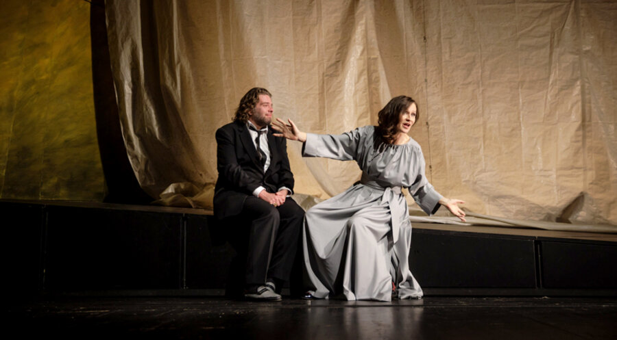 Benny Claessens und Sophie Rois im Stück „Mein Gott, Herr Pfarrer!“. Foto: Gordon Welters