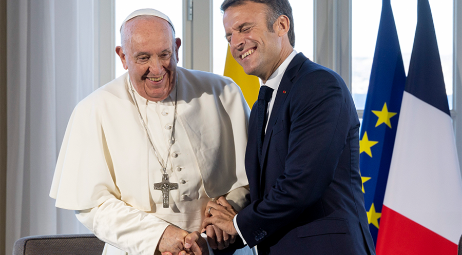 Papst Franziskus mit Frankreichs Staatspräsident Emmanuel Macron. Foto: picture alliance/dpa/MAXPPP/Frederic Speich
