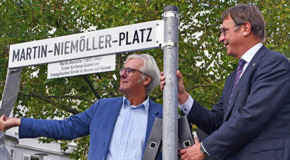 Darmstadts Oberbürgermeister Jochen Partsch (links) und EKHN-Kirchenpräsident Volker Jung enthüllen das Straßenschild. Foto: EKHN