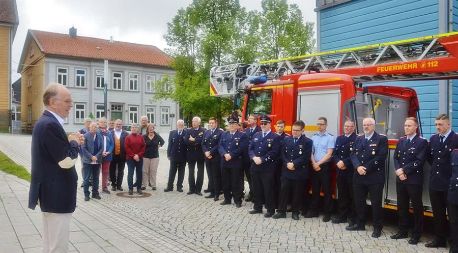Landesbischof Ralf Meister würdigt den Einsatz der Feuerwehrleute. Foto: Christian Dolle/Öffentlichkeitsarbeit Kirchenkreis Harzer Land