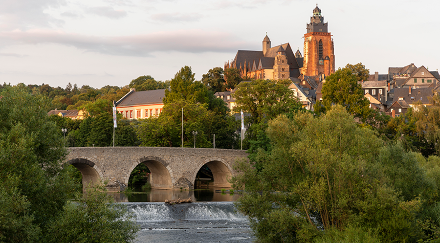 Blick auf den Wetzlarer Dom und die Lahnbrücke. Foto: picture alliance/Bildarchiv Monheim/Florian Monheim
