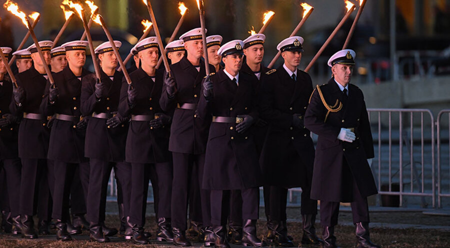 Soldaten beim Großen Zapfenstreich 2021. Foto: picture alliance/dpa | Christophe Gateau