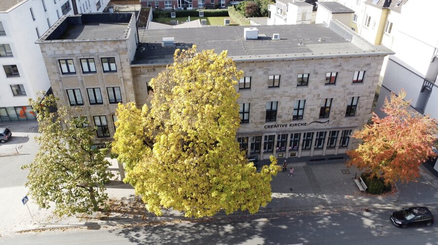 Die gemeinnützige Stiftung Creative Kirche hat an der Ruhrstraße in der Wittener Innenstadt zwei Gebäude erworben. Zwischenzeitlich war hier die Sparkasse der Stadt zu Hause. 