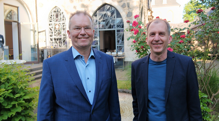 Der Kölner Stadtsuperintendent Bernhard Seiger (li.) und der Leiter der Evangelischen Beratungsstellen für Kinder, Jugendliche und Erwachsene in Köln, Christian Gröger. Foto: APK/Stefan Rahmann