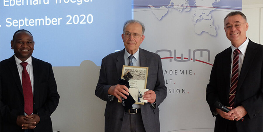 v.l.: Yassir Eric, Pfarrer Eberhard Troeger und Dr. Peter Westphal bei der Ehrung. Foto: AWM