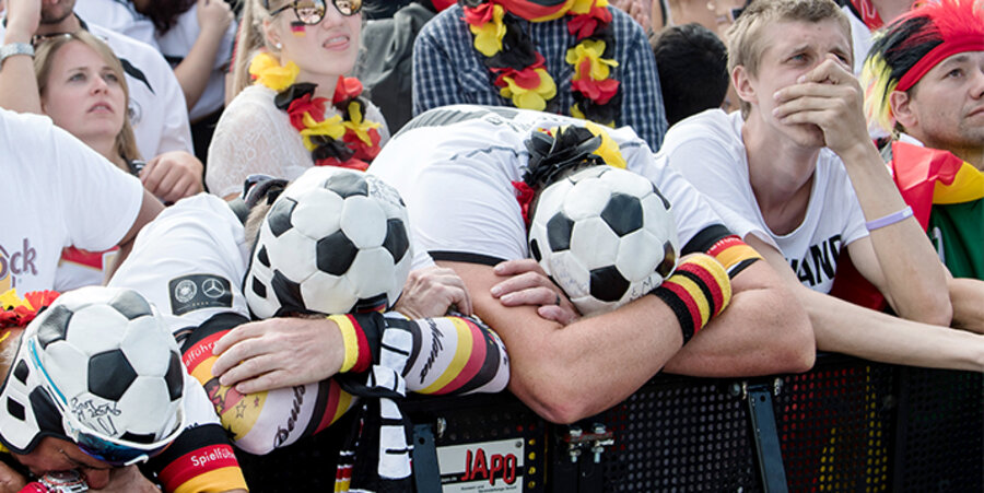 Fans sind nach dem Ausscheiden der deutschen Nationalmannschaft bei der Fußballweltmeisterschaft in Russland enttäuscht und frustriert. Foto: picture-alliance/dpa