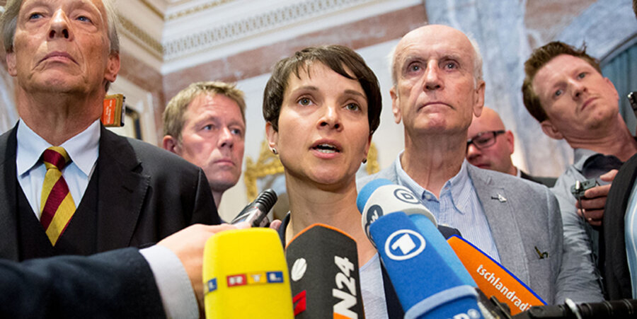 Die AfD-Bundessprecherin Frauke Petry (Mitte) nach dem Gespräch mit islamischen Repräsentanten. Foto: picture-alliance/dpa