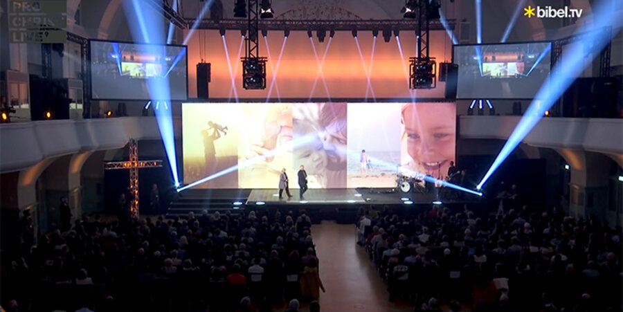 An den ersten drei Abenden haben 2.350 Personen am zentralen Austragungsort der Evangelisationsreihe proChrist in Leipzig teilgenommen. Screenshot: Bibel TV