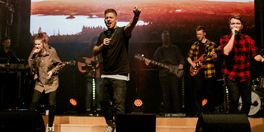 Pastor René Wagner (Mitte) bei einer „Revival Worship Night“. Foto: Zeal Church