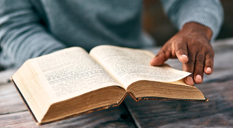 In der Bibel steht das Evangelium, die rettende Botschaft. Symbolfoto: iStock/PeopleImages