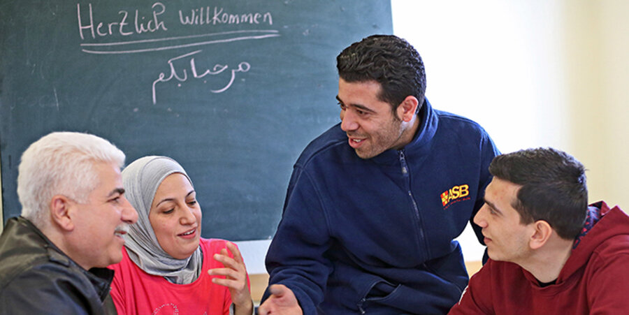 Ein Sozialarbeiter im Gespräch mit Muslimen. Foto: picture-alliance/obs/ASB-Bundesverband
